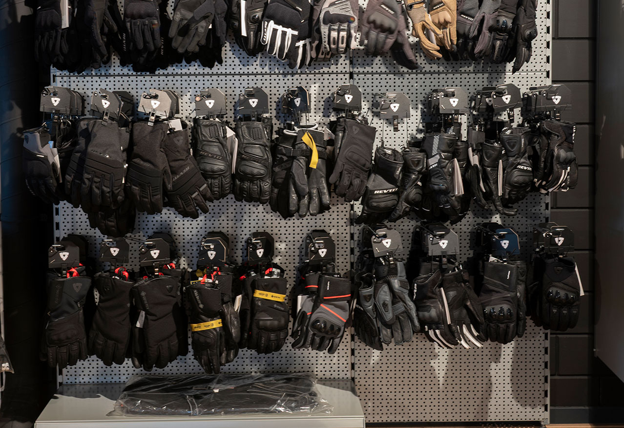 Motor handschoenen en andere motorkleding bij MotorCentrumWest