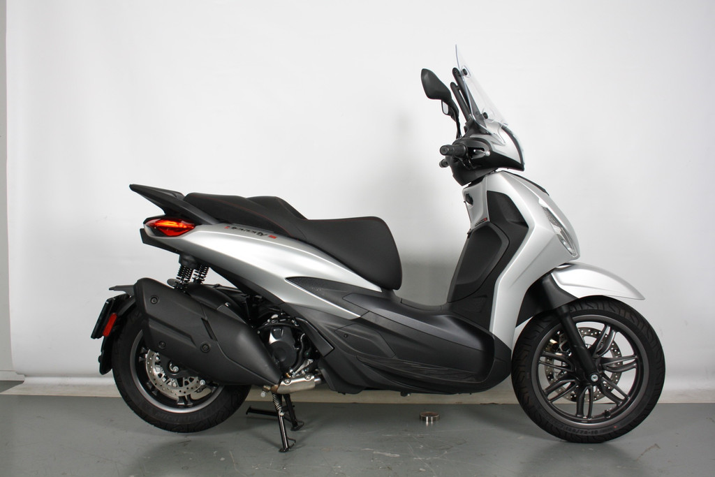 Piaggio BEVERLY 400 HPE Piaggio Beverly 400 HPE uit 2025 Occasion | MotorCentrumWest